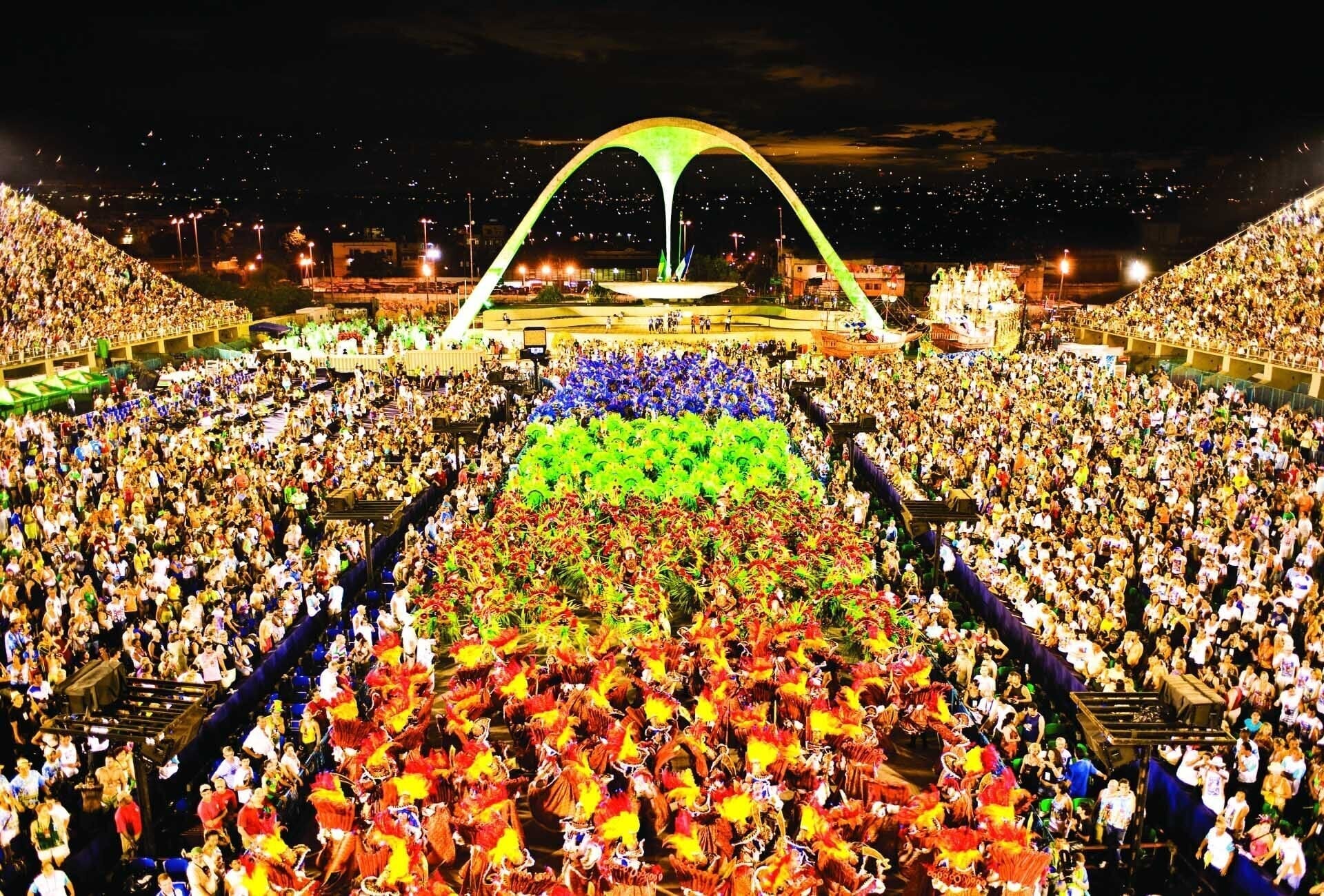 O carnaval de rua e os desfiles das Escolas de Samba no Rio e em São Paulo